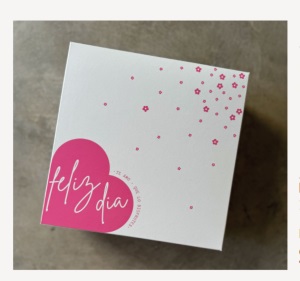 Caja Cartón "Feliz Dia" Coraz. Rosa 20x20x9.8 cm x 5 un